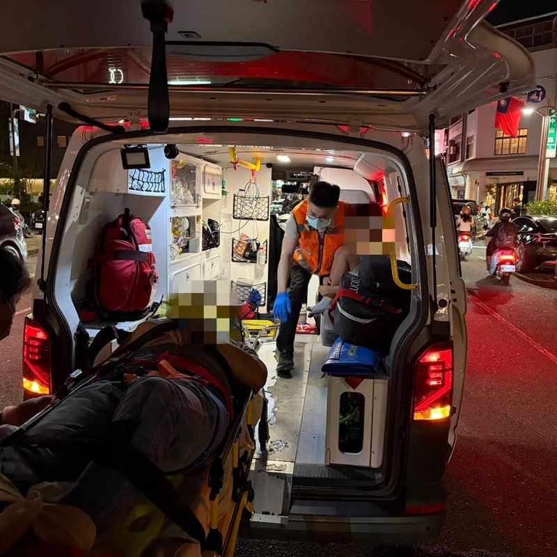 嘉義男騎車載3幼童⋯路口猛撞左轉小貨車!「4人肉貼地」撞擊畫面曝光。(圖/民眾提供)