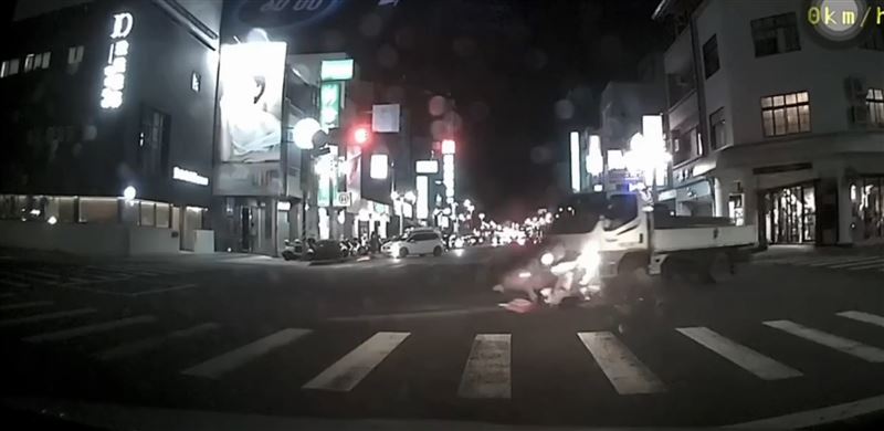 嘉義男載3童猛撞「4人肉貼地」畫面曝光