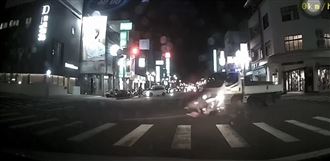 嘉義男載3童猛撞「4人肉貼地」畫面曝光