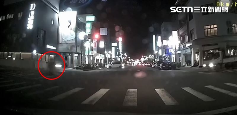 嘉義男騎車載3幼童⋯路口猛撞左轉小貨車!「4人肉貼地」撞擊畫面曝光。(圖/民眾提供)