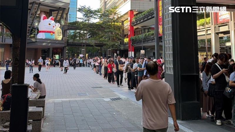 今日排隊人潮從新光三越信義新天地A11延伸到A8,上午8點30分超過百人排隊。(圖/記者賴俊佑攝影)