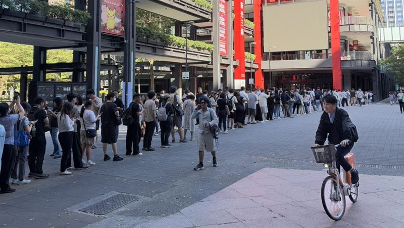 Pokémon Center TAIPEI 今日起再次販售「粉紅爆炸頭皮卡丘」吉祥物吊飾,吸引大批粉絲排隊領整理券。(圖/記者賴俊佑攝影)