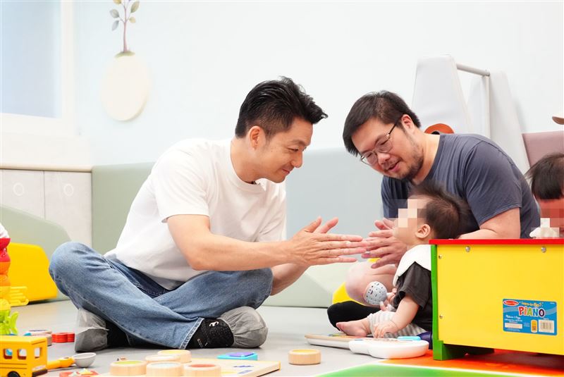 網友發現,現場工作人員和家長都穿著襪子,沒想到蔣萬安穿著運動鞋,上頭套著一雙拋棄式鞋套。(圖/翻攝自台北市政府官網)