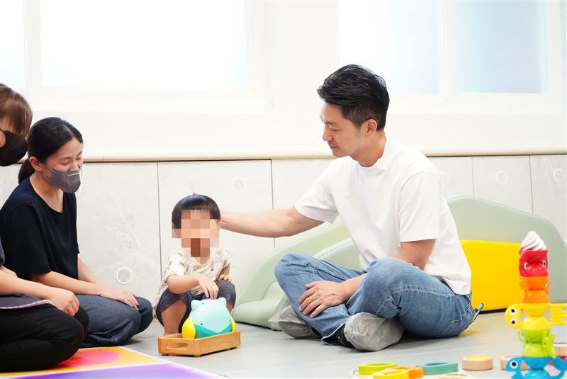蔣萬安19日出席內湖麗湖國小的「托嬰中心啟用典禮暨開幕記者會」,進入幼童遊戲區時,僅套上鞋套、沒脫鞋。(圖/翻攝自台北市政府官網)