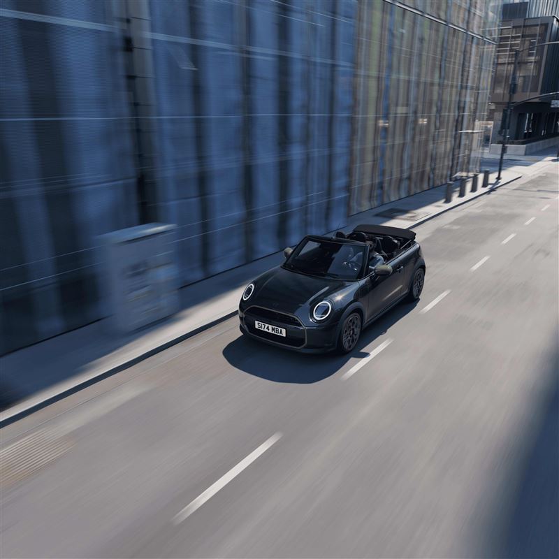 專屬配色與手寫字樣融入新世代MINI Cooper。(圖/MINI提供)