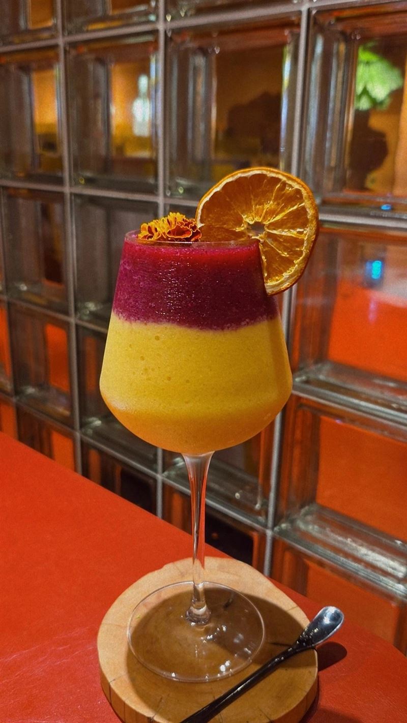台中知名餐酒館「嵩sung」飲料食用花上出現蛞蝓。(圖/k382214授權提供)