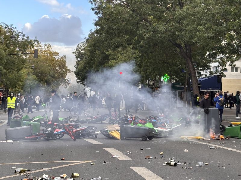 法國17日示威中,巴黎街頭多處出現以共享單車和垃圾桶堆疊而成的路障,甚至遭人點火引燃