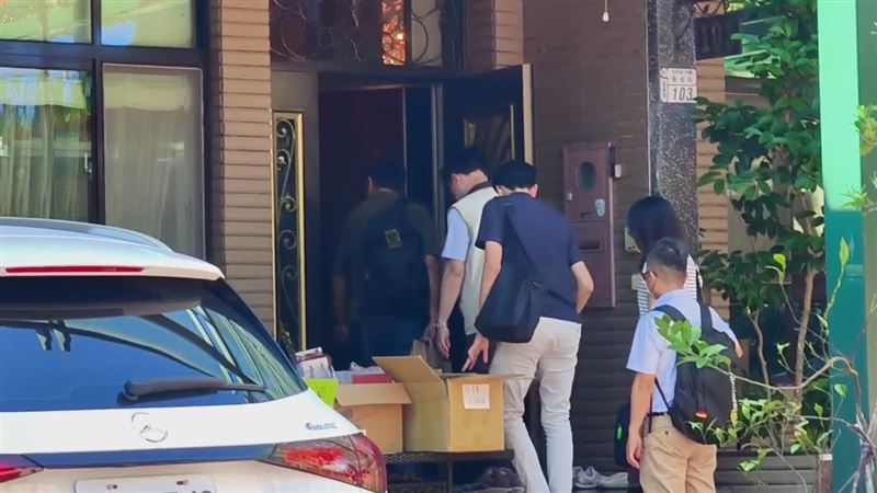 檢調人員至吳俊立住處搜索。(圖/翻攝畫面)