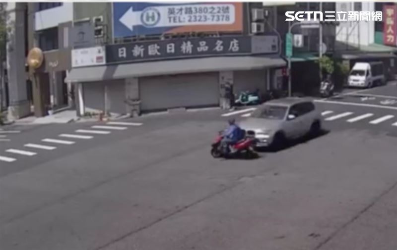 BMW 休旅車行經西屯路與英才路口時,疑因號誌搶快,從側面猛烈撞擊一名騎乘機車的 50 歲林姓男子。(圖/翻攝畫面)