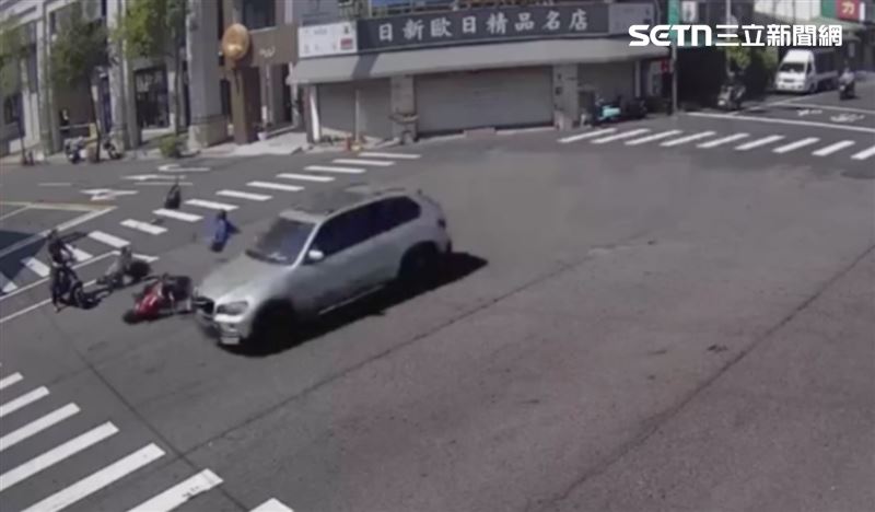 BMW路口猛撞機車！騎士空中翻一圈重摔
