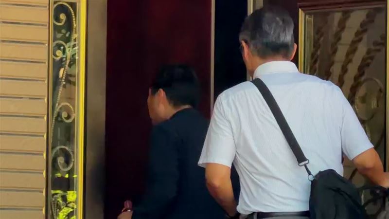 吳俊立被檢調帶回住處。(圖/翻攝畫面)