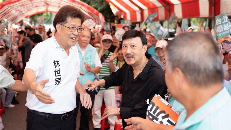 余天(中)難得現身市議員林世宗競選總部成立大會,身形消瘦,但歌聲仍讓台下觀眾忘情。(林世宗服務處提供)