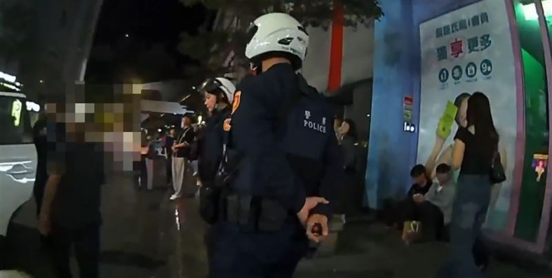 台北市信義區松壽路一名阿伯不明原因持刀朝路樹丟擲。（圖／翻攝畫面）