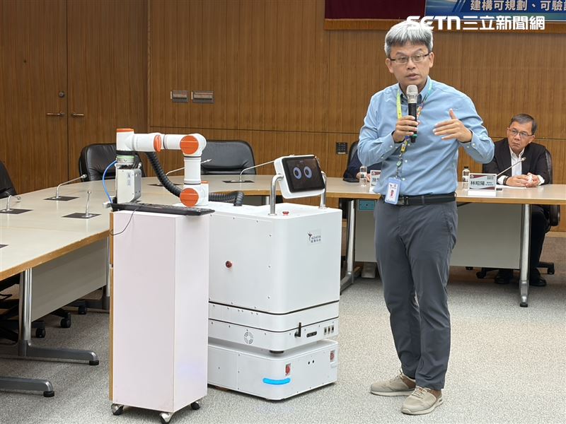 台大醫院「台威醫寶」機器人曝光。(圖/記者簡浩正攝影)