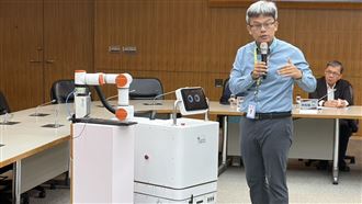 解清潔人力荒！台大「台威醫寶」機器人曝
