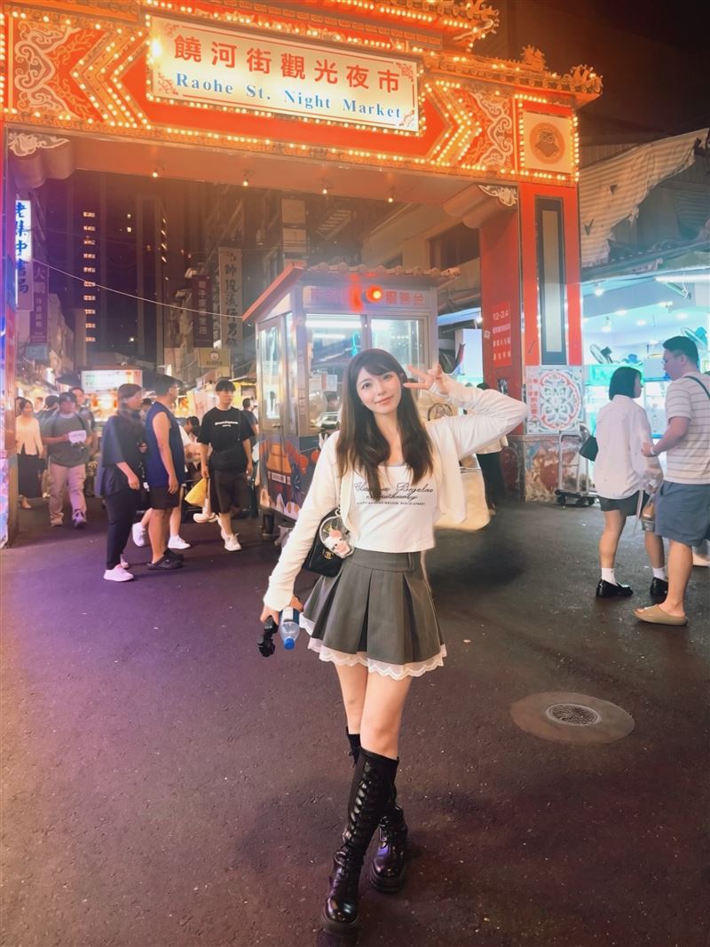 上原亞衣來台參加卡片展,晚間現身台北饒河夜市。(圖/翻攝自IG@ai_uehara_ex)