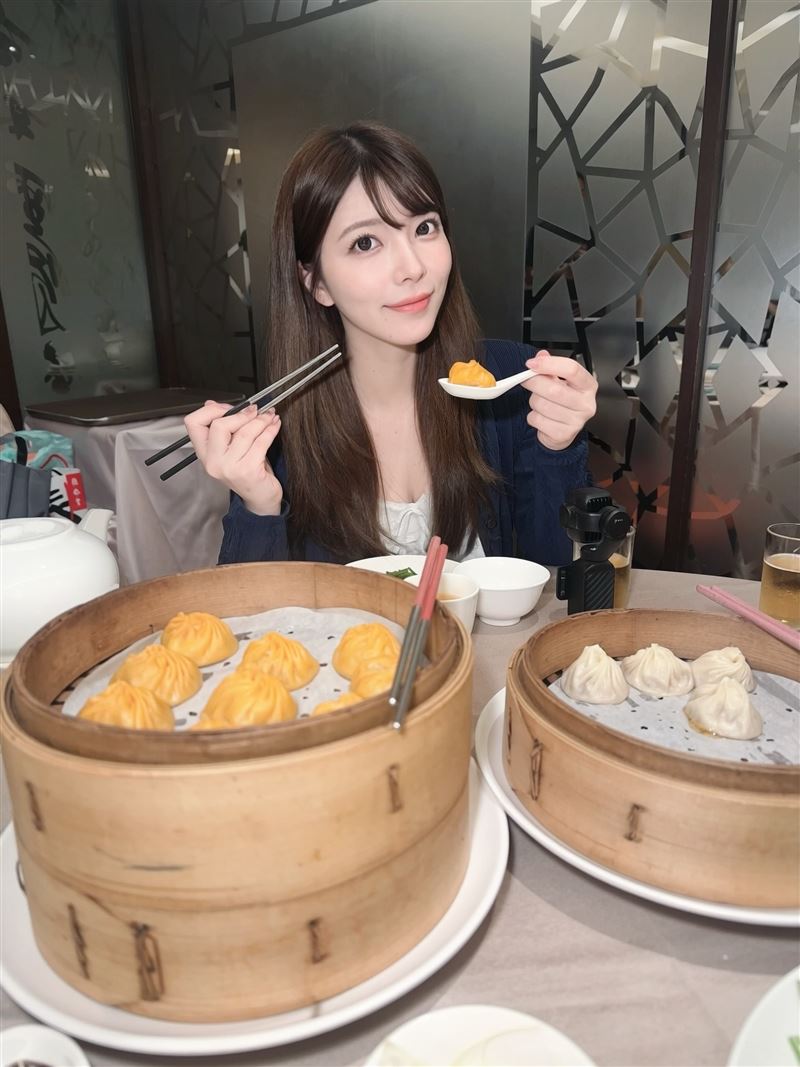 上原亞衣曬出小籠包大快朵頤的開心畫面。(圖/翻攝自IG@ai_uehara_ex)