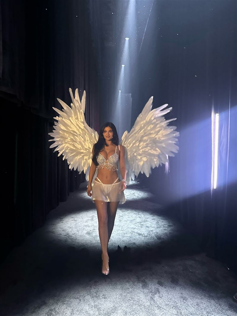 Kylie Jenner（凱莉珍娜）首度登上維密年度大秀，穿上5,000萬美元（約新台幣16億元）的夢幻內衣。（圖／翻攝自IG @kyliejenner）