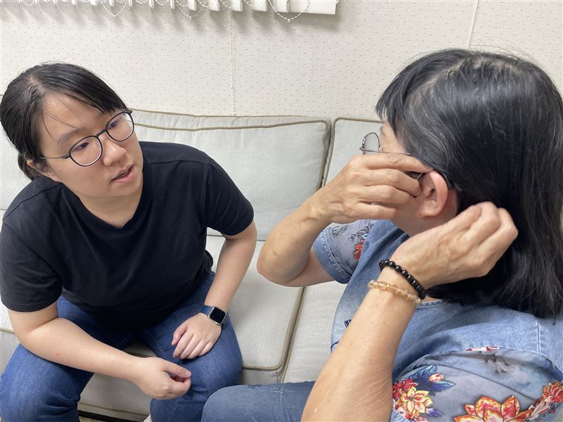 華科「客聽計畫」由專業人員與年長者一起設定目標、規劃個別化聽覺照顧服務，並提供心理支持及後續追蹤。(示意圖／華科基金會提供)