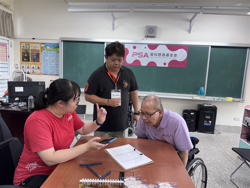 聽力師進駐社區提供一對一專業諮詢服務。(示意圖／華科基金會提供)