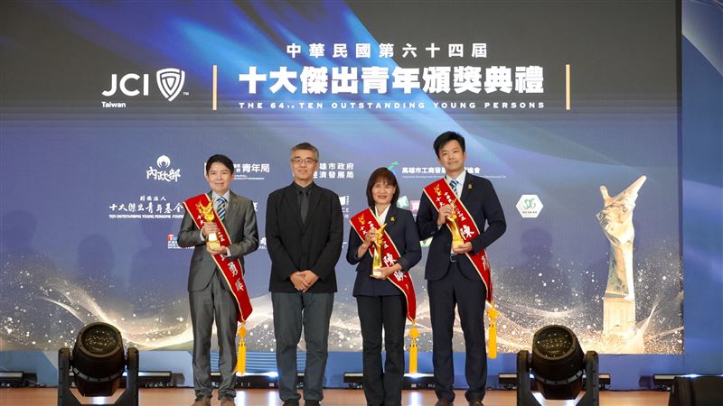 十傑頒獎典禮登陸亞灣 3高雄青年獲金手獎