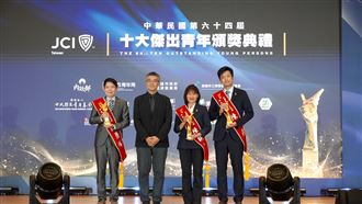 十傑頒獎典禮登陸亞灣 3高雄青年獲金手獎
