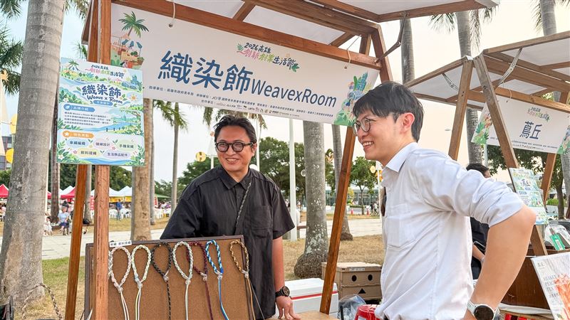 青年局長林楷軒與國際青商總會長及第64屆十大傑出青年當選人出席「高雄青年創新創業生活節」,走訪「高雄青年創新創業生活節」市集,與青創品牌業者交流,了解品牌經營現況及實際需求。(圖/高雄市青年局提供)