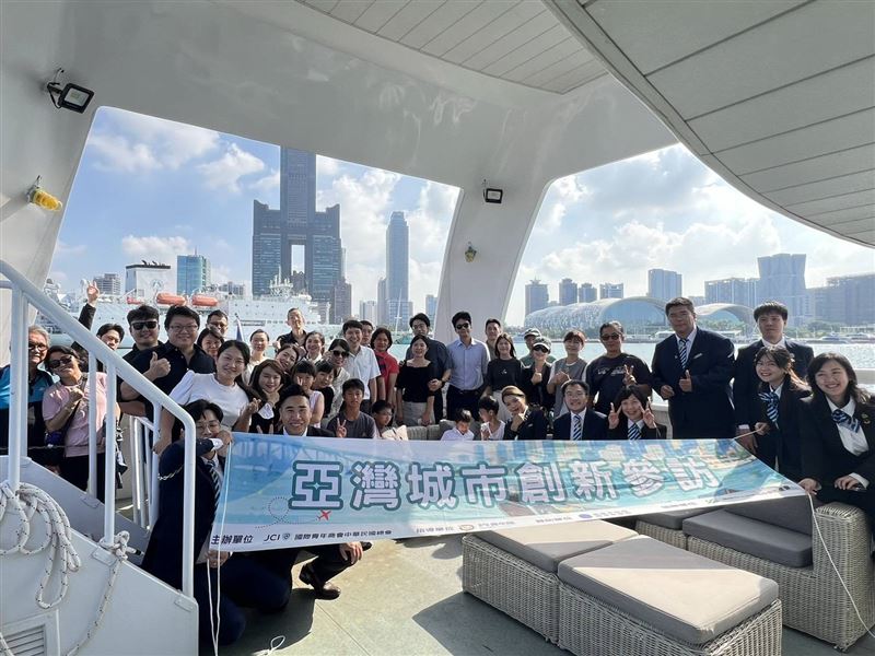 國際青商總會安排搭乘遊艇瀏覽亞洲新灣區,從水上視角眺望高雄港灣景觀與城市地標,感受港灣轉型與城市發展的活力。(圖/國際青商總會提供)