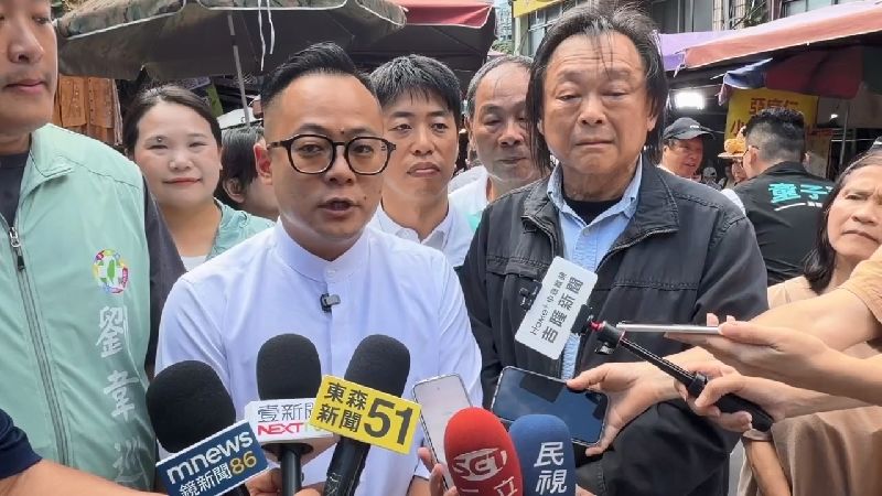 童子瑋(前左2)表示,自己絕對有能力整合中央資源。(圖/中央社)
