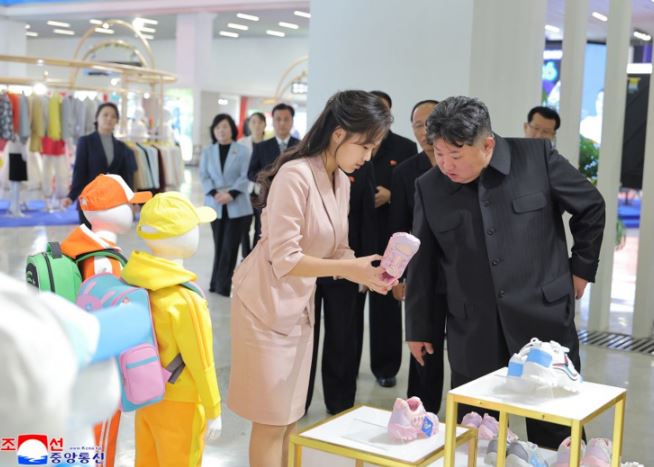 金正恩傳腦出血送醫急救,北韓官媒釋出他參觀展覽照片闢謠,其女兒金主愛身穿粉色套裝在一旁。(圖/取自《朝中社》)