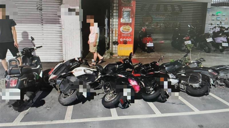 路旁停車格內一整排機車被撞倒。(圖/翻攝畫面)