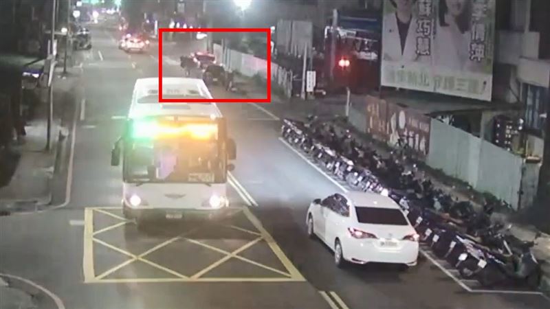 阿法肇事撞擊瞬間。(圖/翻攝畫面)