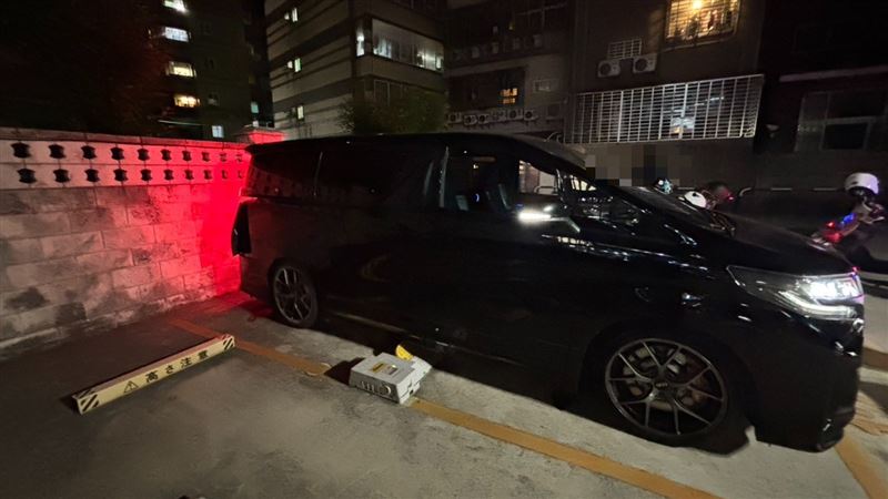 肇事的阿法運兵車。(圖/翻攝畫面)