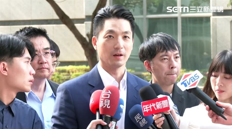 蔣民調落後恐骨牌效應？藍小雞坦言有壓力