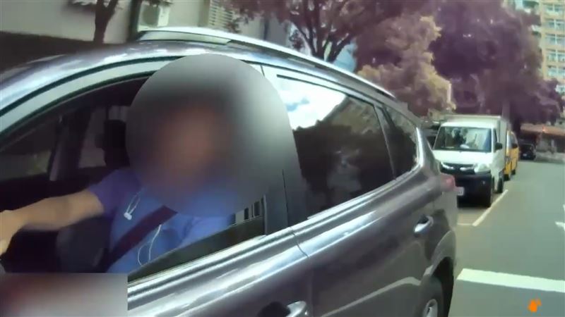 民生社區違停被開單！他指頭罵警：沒水準
