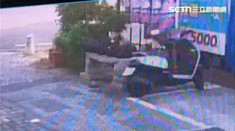 男子放完行李箱後,跑到人行道上石椅呼呼大睡。(圖/翻攝畫面)