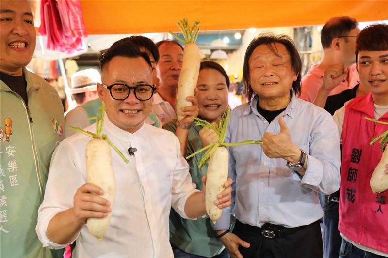 民進黨基隆市長參選人童子瑋與同黨立委王世堅到安樂市場掃街(圖/童子瑋競辦提供)