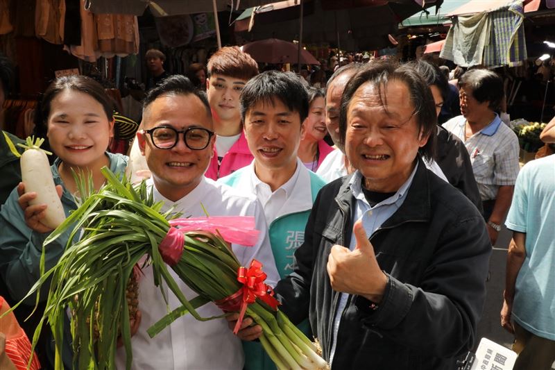 民進黨基隆市長參選人童子瑋與同黨立委王世堅到安樂市場掃街（圖／童子瑋競辦提供）