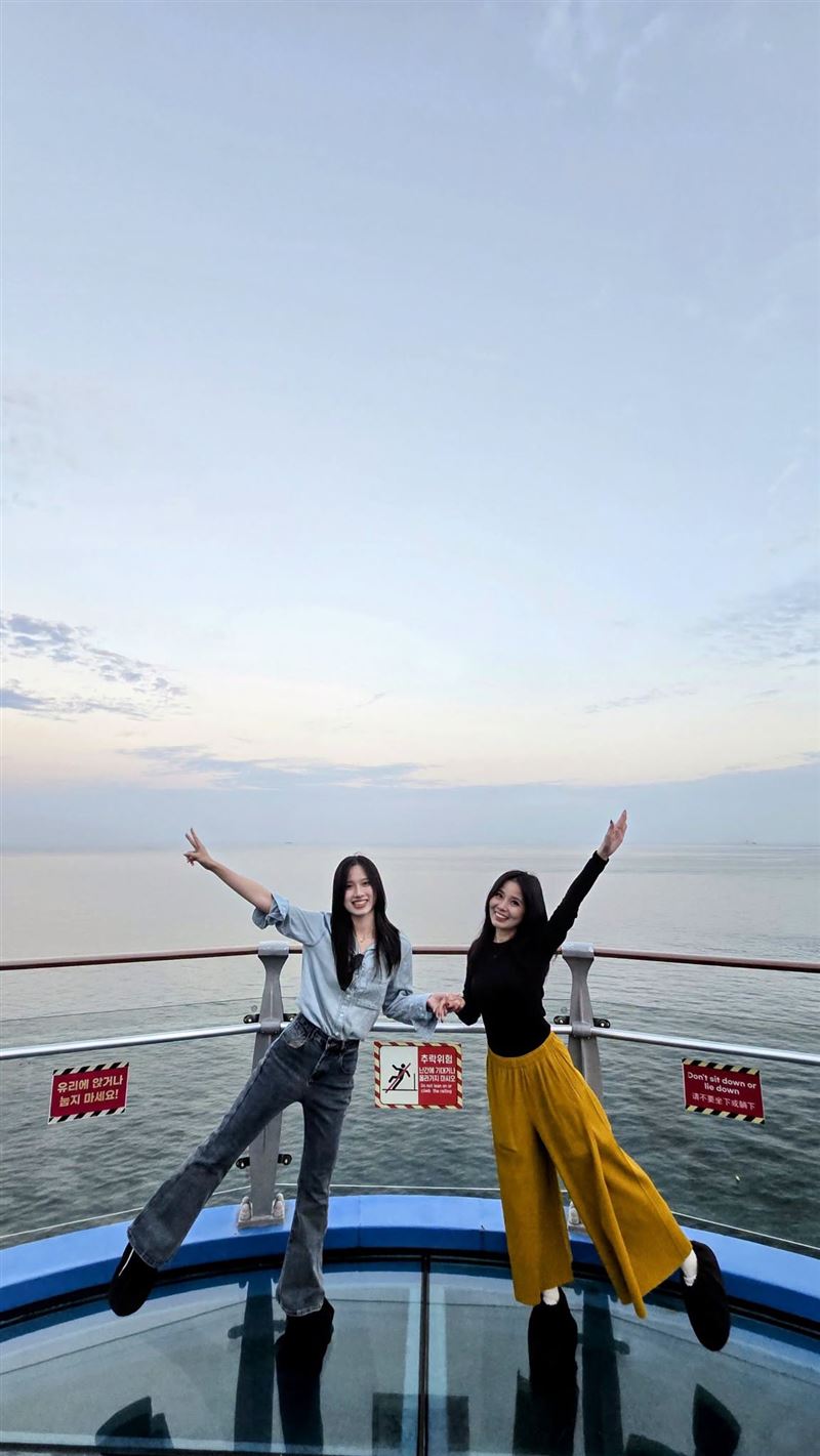 呂文婉(右)透露女兒正式取得律師證書。(圖/翻攝自呂文婉臉書)