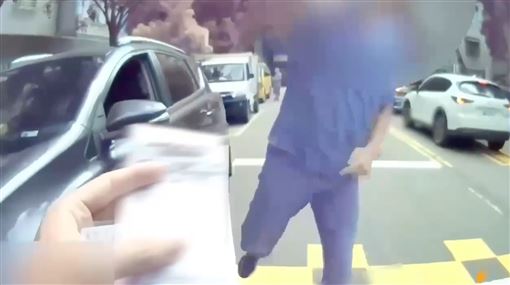 民生社區違停被開單！他指頭罵警：沒水準