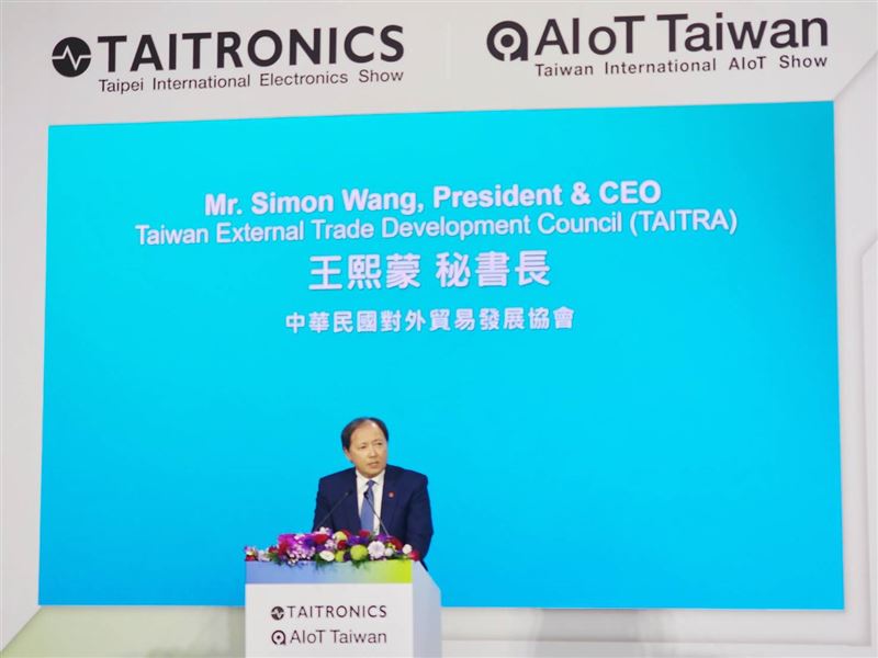 台北國際電子展登場,貿協祕書長王熙蒙指出AI價值在於解決工廠現實問題,結合半導體與系統整合優勢,聯手TPCA Show擴大產業鏈效益。(圖/外貿協會提供)