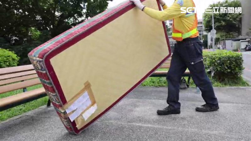 路邊若發現貼上「已通知環保局」的物品,基本上代表他人要丟棄。(示意圖/資料照)