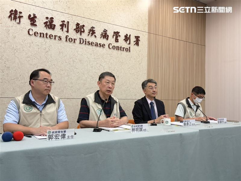 林明誠(左二)表示,公費流感抗病毒藥劑擴大用藥條件延長至11月15日止,此為二度延長。(圖/記者簡浩正攝影)