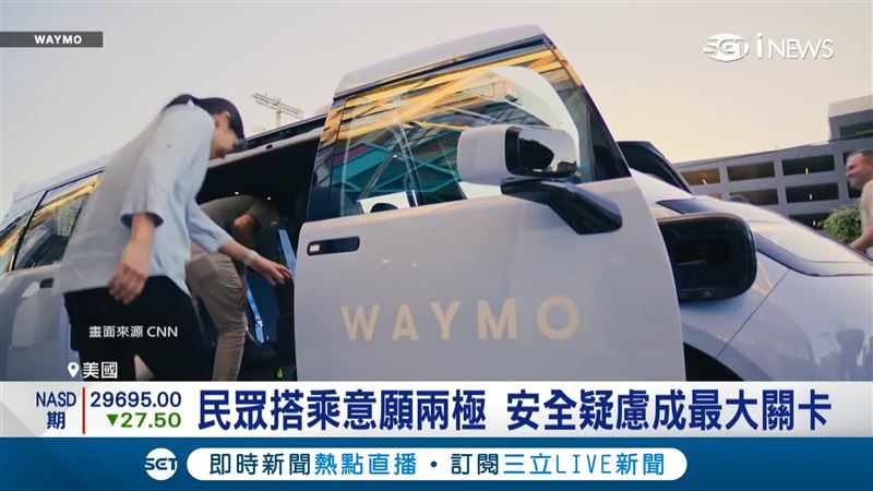 民眾上Waymo體驗無人駕駛計程車。(圖/CNN)
