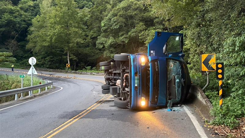 北宜公路貨車翻覆！員警交管慘遭重機撞飛