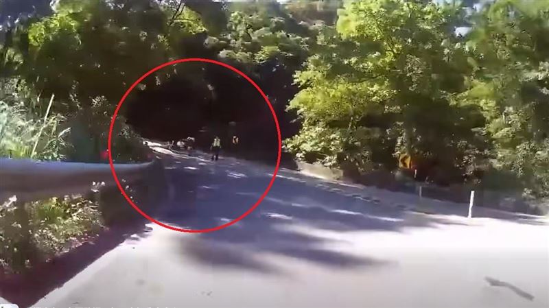 新北坪林區北宜公路，清晨發生貨車翻覆事故，之後陳姓員警交管，遭蔡男騎乘重機撞擊。（圖／翻攝重機車友 ❘ 各區路況天氣、資訊分享中心）