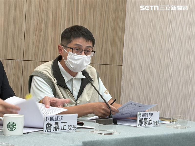 防疫醫師鄔豪欣說明流感特殊死亡個案。（圖／記者簡浩正攝影）