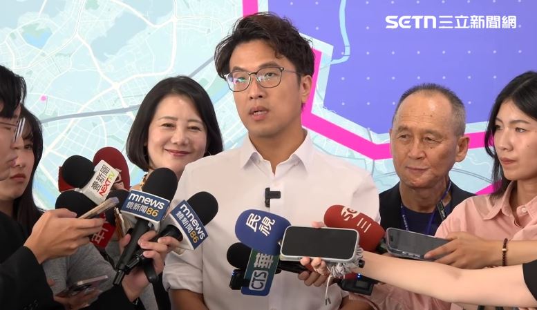 被藍營逼辭立委！沈伯洋無奈笑著表示：為什麼都要回答這種問題？（圖／翻攝畫面）