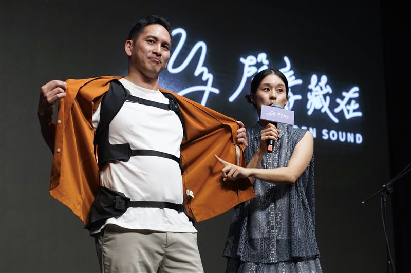 計畫發起人廖曉彤（右）介紹共感背心。（圖／聲音藏在提供）