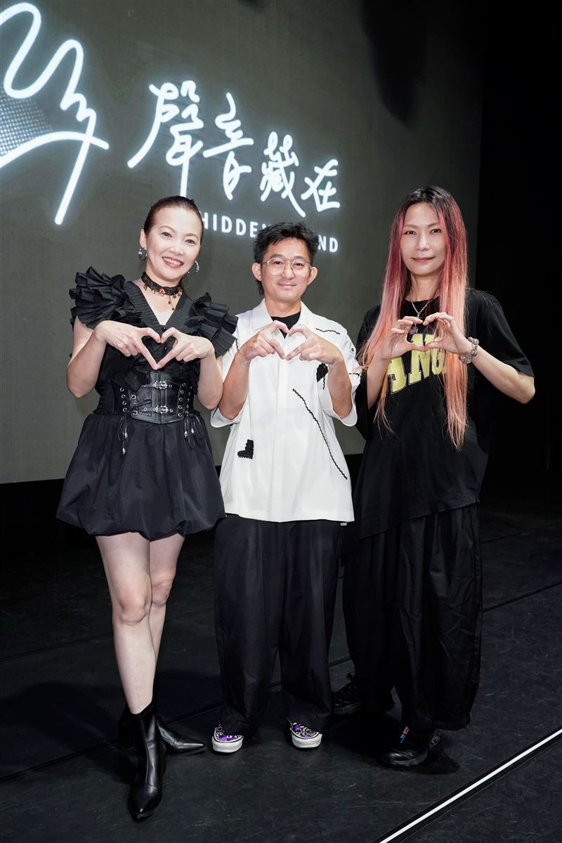 王曉書（左）從小失聰，過人天賦卻被大讚可以當鼓手。（圖／聲音藏在提供）